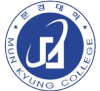 闻庆大学 Logo