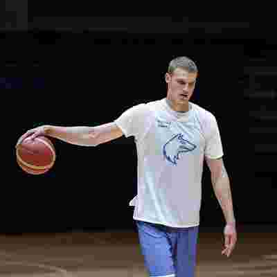 篮网新秀布朗NBA首秀拿下6分：需要放慢节奏