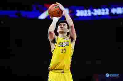 NBA凯尔特人107比103险胜尼克斯：塔图姆末节接管比赛，36分助队避免开季两连败