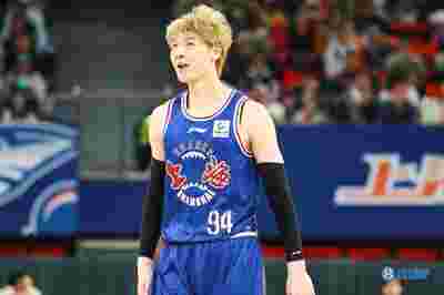 阿卡夫生涯前两战出手50次，创1975-76赛季以来NBA新秀纪录