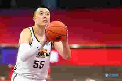 NBA独行侠121比105击败步行者，弗拉格左肩受伤离场，欧文24分助达拉斯取胜